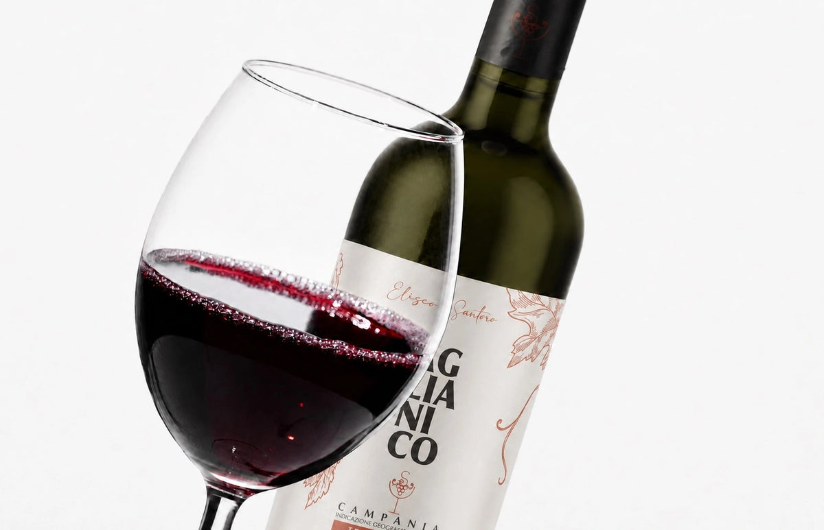 Calice di vino rosso con bottiglia di Aglianico Campania IGP di Eliseo Santoro