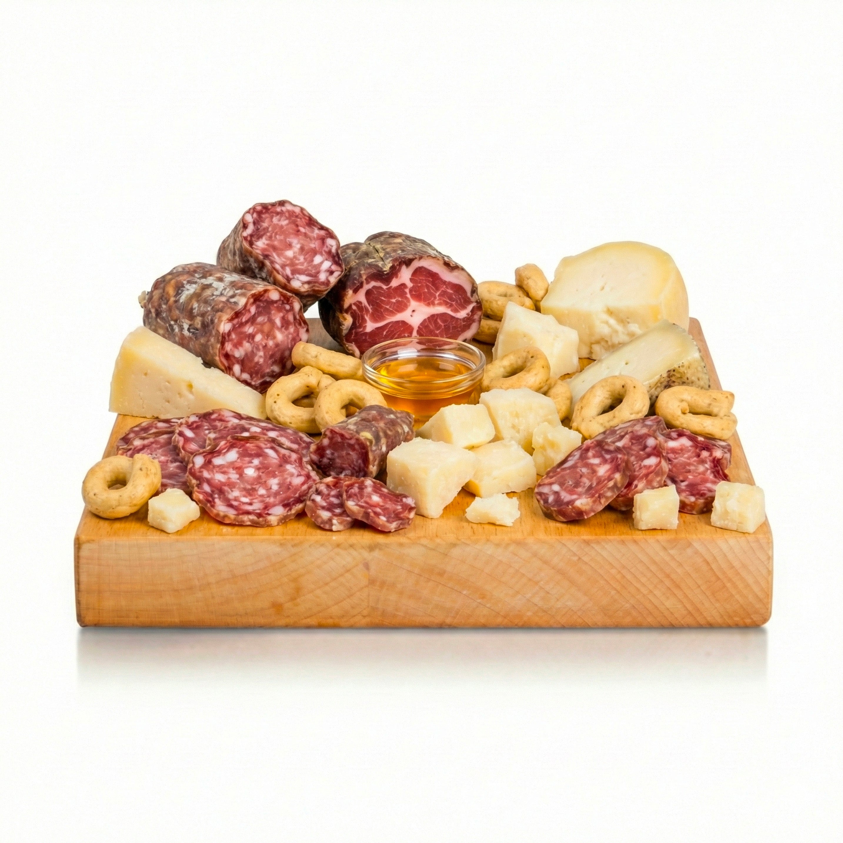 Tagliere di salumi e formaggi tipici con taralli e miele, presentati su base in legno